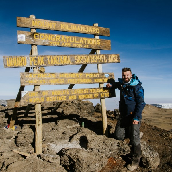 Uhuru peak, túléltük! Józsa Levi a Kilimandzsáró legmagasabb csúcsán!
